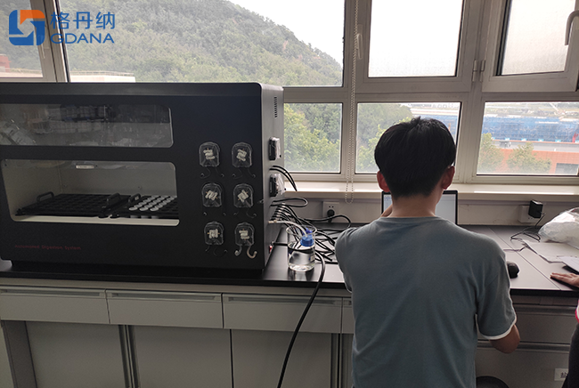 工程師對(duì)全自動(dòng)石墨消解儀進(jìn)行現(xiàn)場(chǎng)安裝