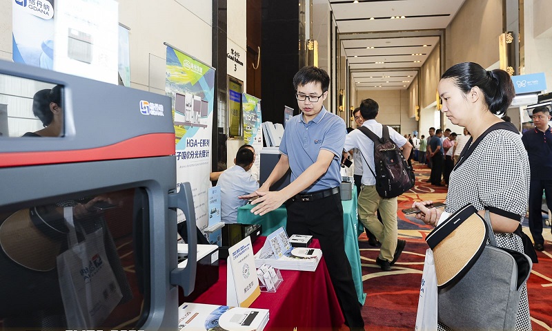 銷售總經(jīng)理為客戶展示商品，耐心答疑解惑